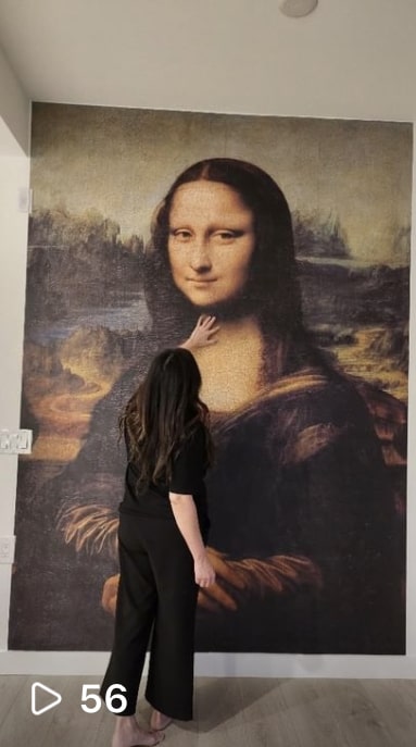 Mona Lisa Wallpaper, as seen on the wall of a customer’s room, is a wall mural of a portrait of the famous smiling women created by Leonardo da Vinci from About Murals.